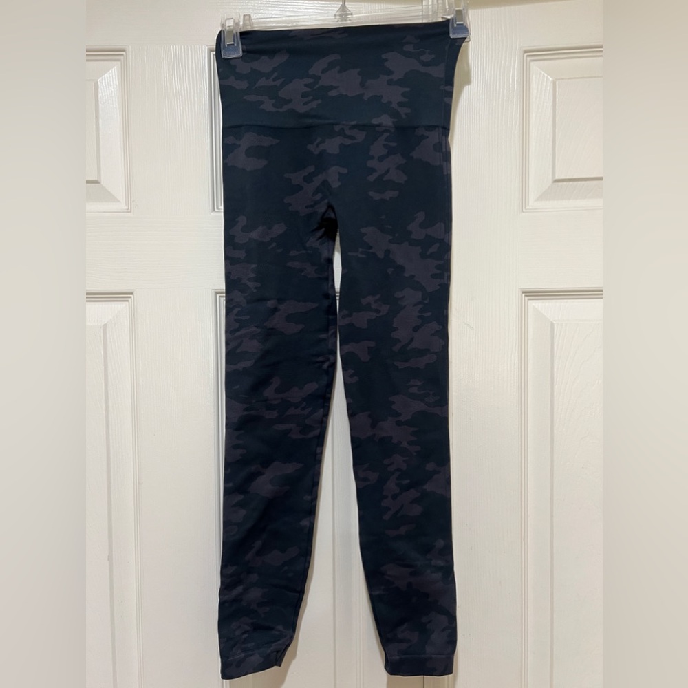 Spanx Look at Me Now‎ Seamless Cropped Leggings Black Camo small